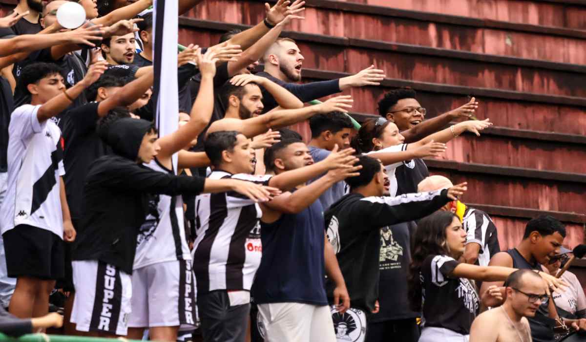 Torcida do Tupi no Estádio Municipal Radialista Mário Helênio