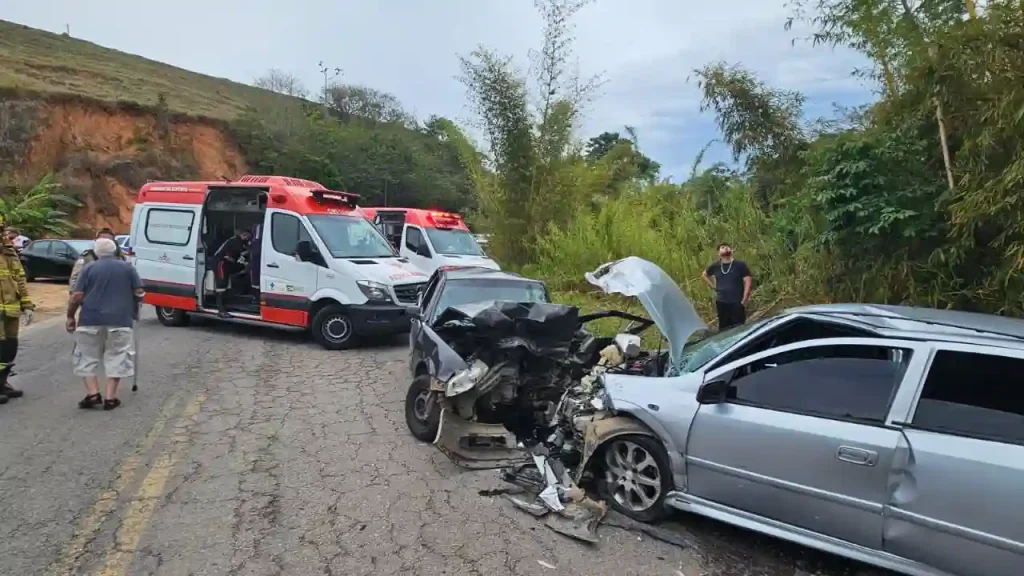 Acidente entre três veículos deixa cinco feridos na rodovia AMG-353, em Coronel Pacheco 2 acidente coronel pacheco