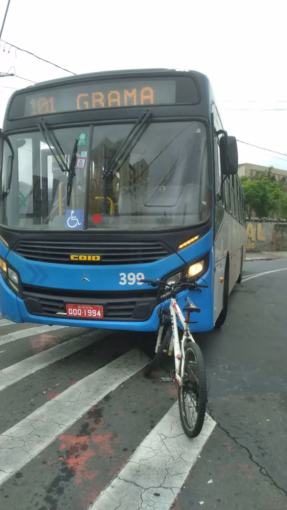 acidente onibus bicicleta mergulhao