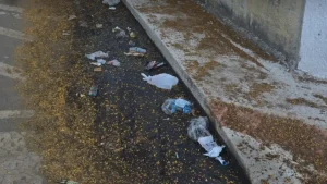 Moradores do bairro Poço Rico reclamam de acúmulo de água e sujeira na Rua da Bahia