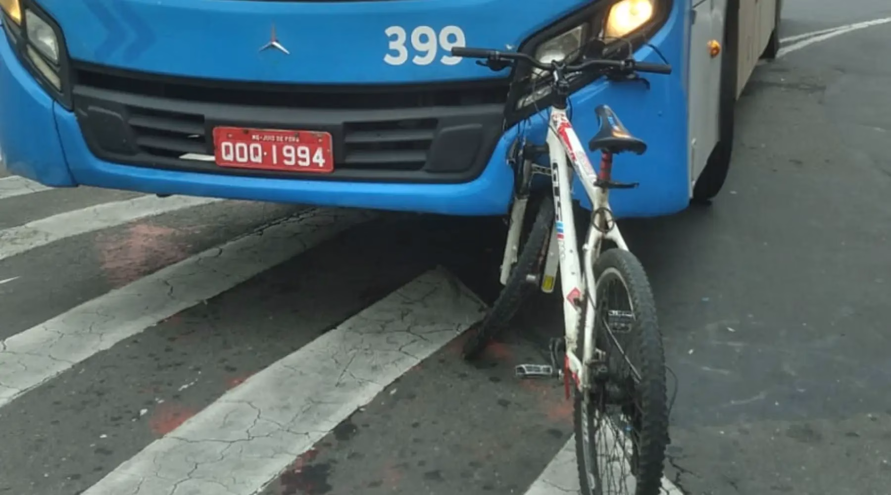 onibus bate em bicicleta mergulhao
