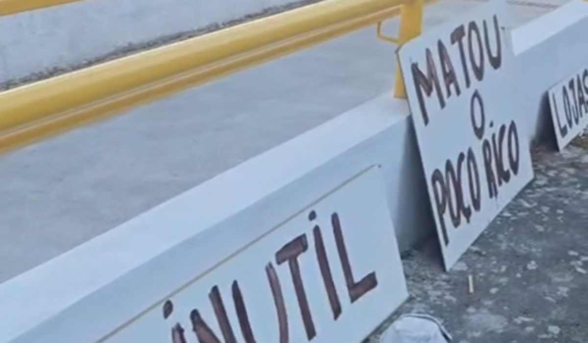 Moradores do Poço Rico protestam em frente à nova passagem de nível do bairro