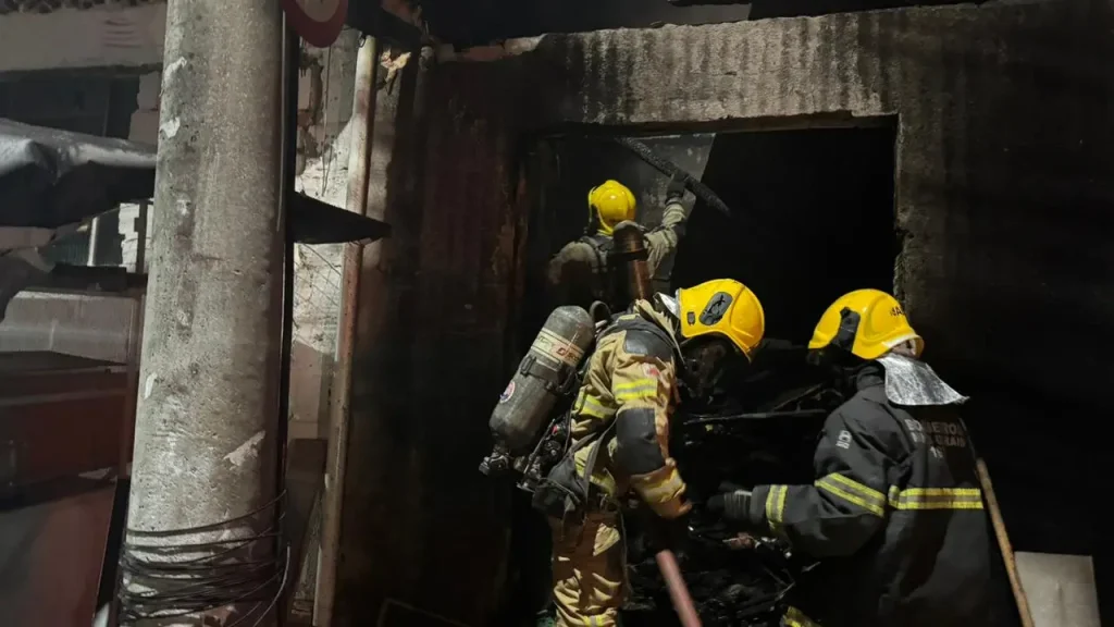 Incêndio destrói garagem adaptada para moradia no bairro Vila Montanhesa, em Juiz de Fora 1 incendio vila montanhesa