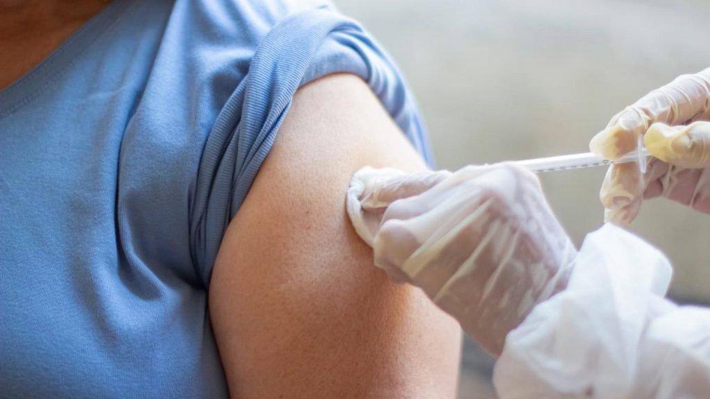 Vacina brasileira de dose única contra a dengue recebe aval técnico da Anvisa