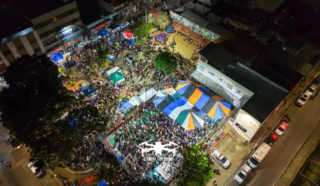 Evento reuniu multidão na praça do bairro santa luzia