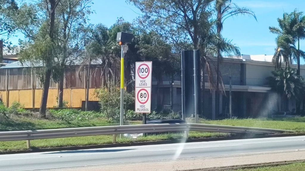 Concessionária testa radares de velocidade média entre JF e BH 4 Radares estão instalados em Nova Lima, sentido JF