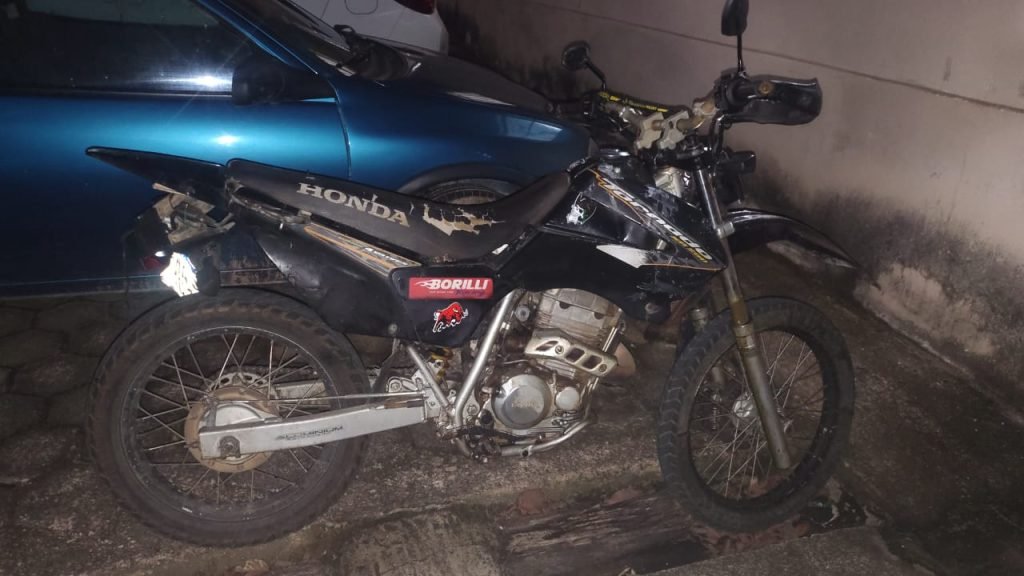Moto utilizada durante os crimes foi apreendida pela PM