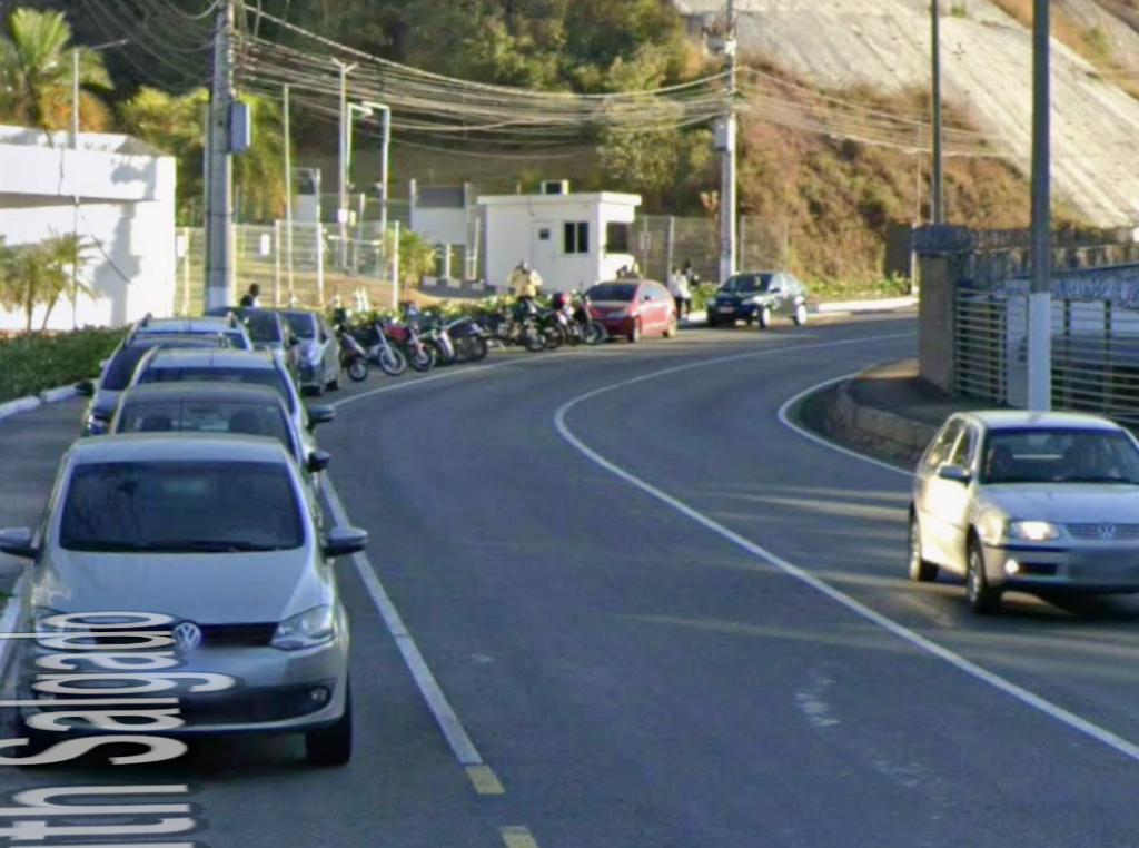 Estacionamento de veículos fica em uma curva