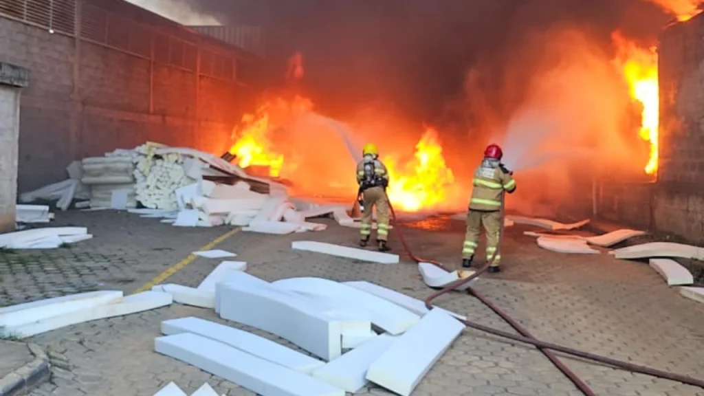 Incêndio destrói fábrica de móveis e mobiliza grande operação de resgate em Ubá 2 incendio uba