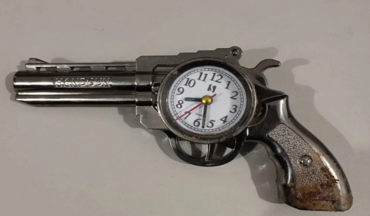 relógio em formato de arma