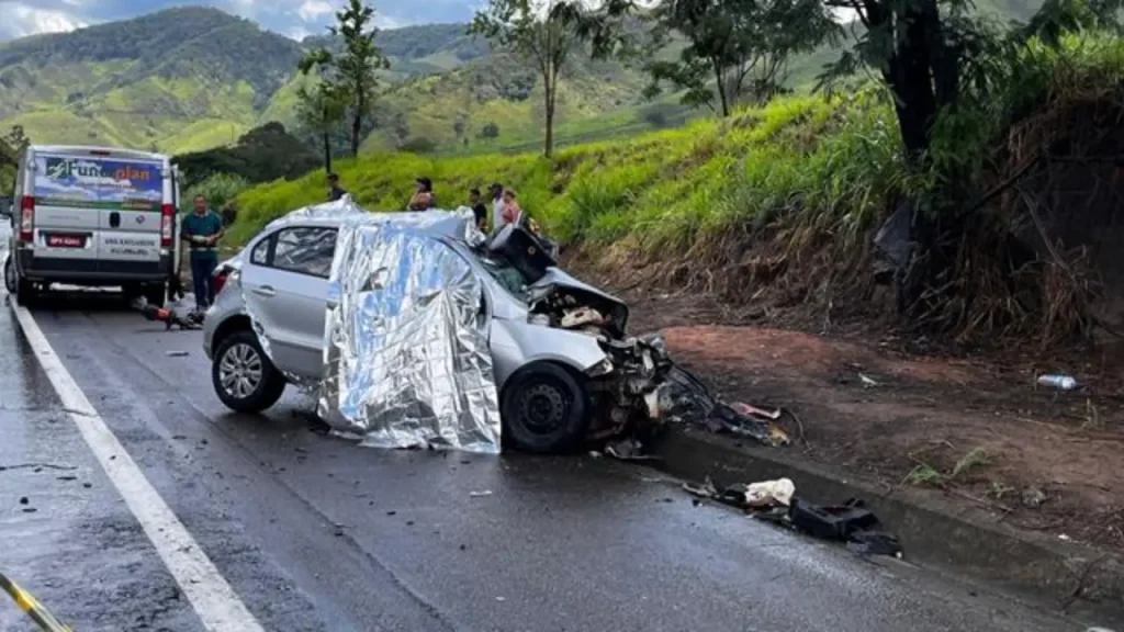 Acidente na BR-116 deixa três mortos e criança gravemente ferida em São Francisco do Glória 3 Acidente na BR-116 deixa três mortos e criança gravemente ferida em São Francisco do Glória acidente br116