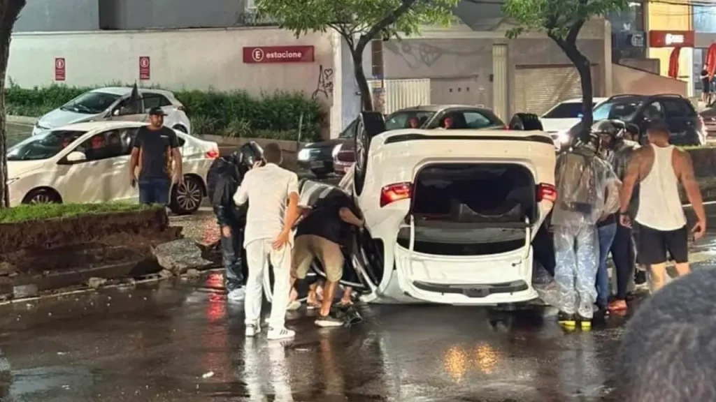 Capotamento Sao Mateus Juiz de Fora Chuva
