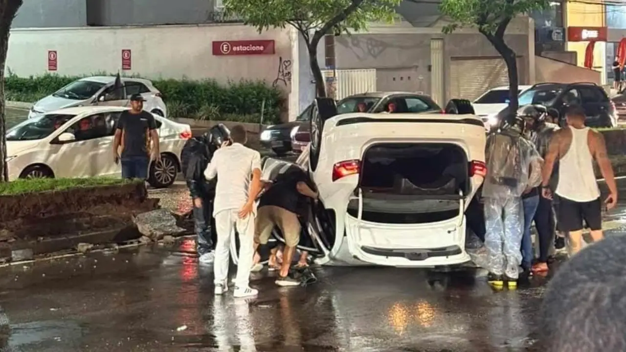 Capotamento Sao Mateus Juiz de Fora Chuva