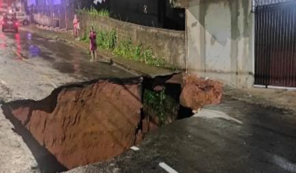 Cratera foi aberta durante tempestade em Juiz de Fora Risco Geológico