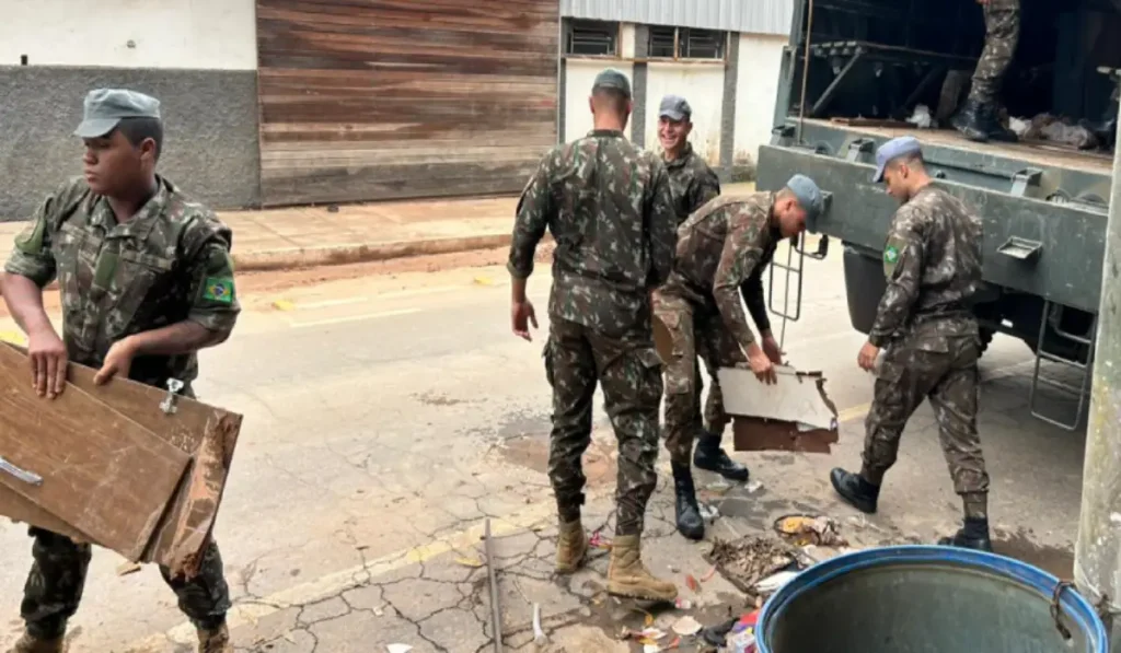 Exército ajuda na limpeza da Zona Leste de Juiz de Fora