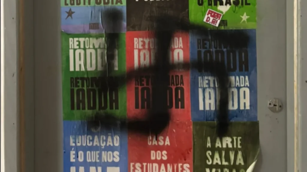 Símbolo nazista é pichado na faculdade de Artes e Design na UFJF 1 Simbolo Nazista pichado UFJF