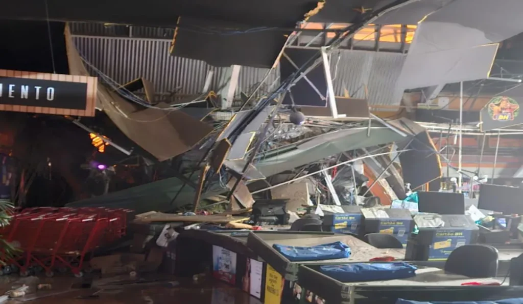 Morre idoso atingido por ônibus desgovernado em Juiz de Fora 8 Supermercados BH de Juiz de Fora destruído por causa de batida de ônibus desgovernado