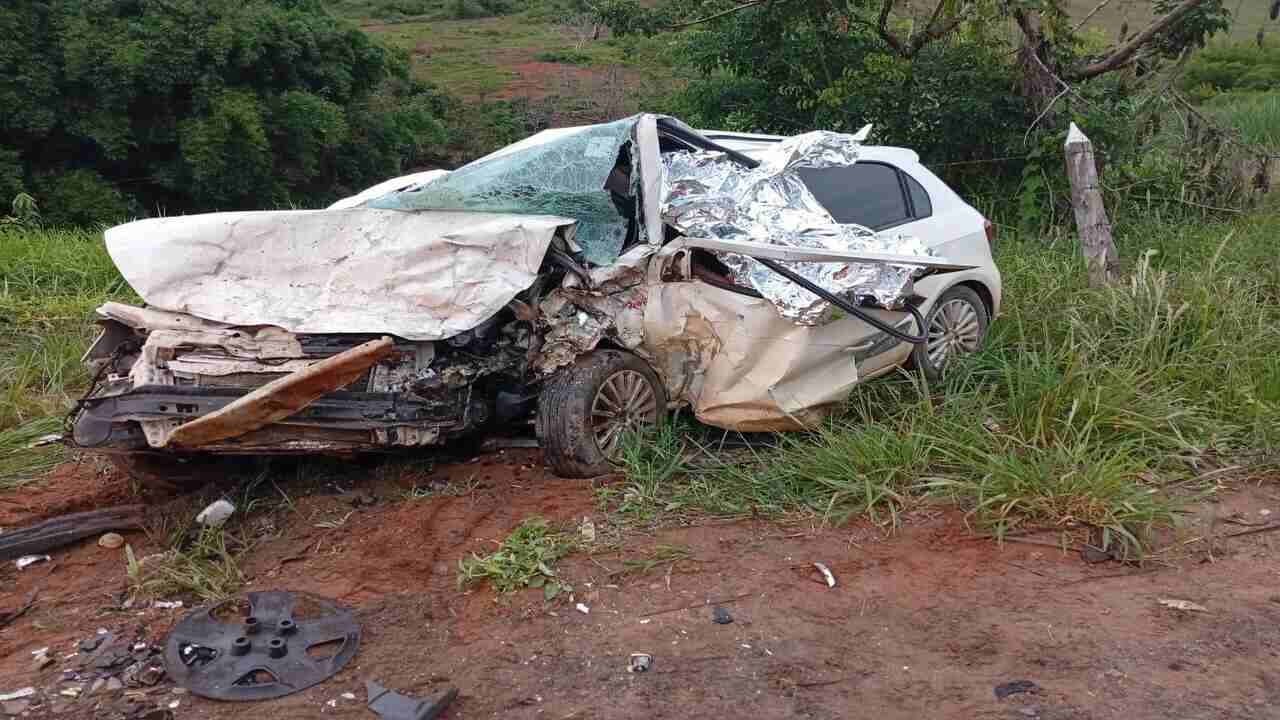 Acidente na BR-120 mata duas pessoas em Visconde do Rio Branco