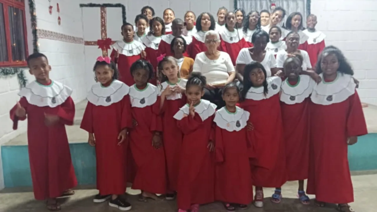 apresentacao coral olavo costa santra cruz shopping