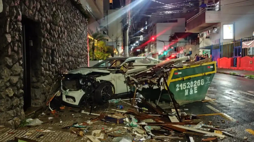 Casal foge após bater carro na Rua São Mateus durante a madrugada em Juiz de Fora 4 carro bateu caçamba juiz de fora São Mateus