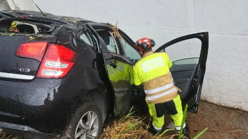 carro cai de viadulto juiz de fora