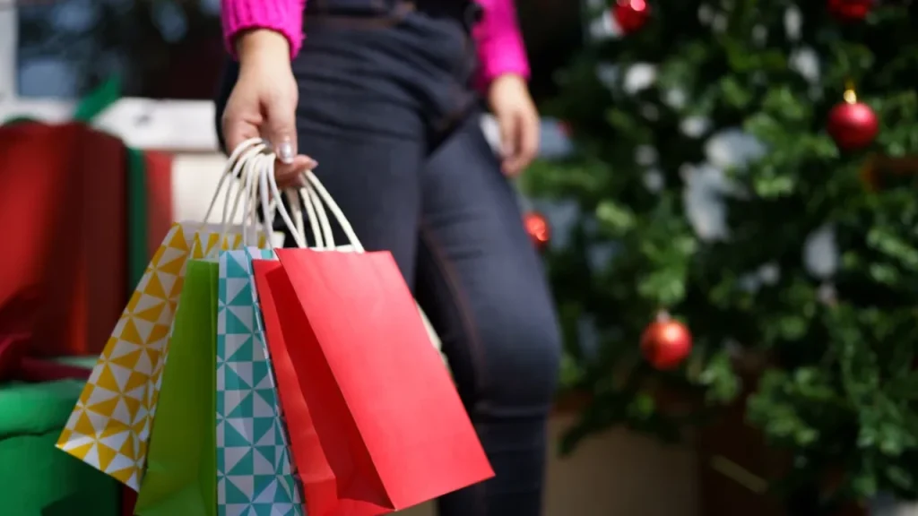 Gastos de fim de ano devem ficar abaixo de R$ 1 mil para 76% dos brasileiros 8 fim de ano compras gastos