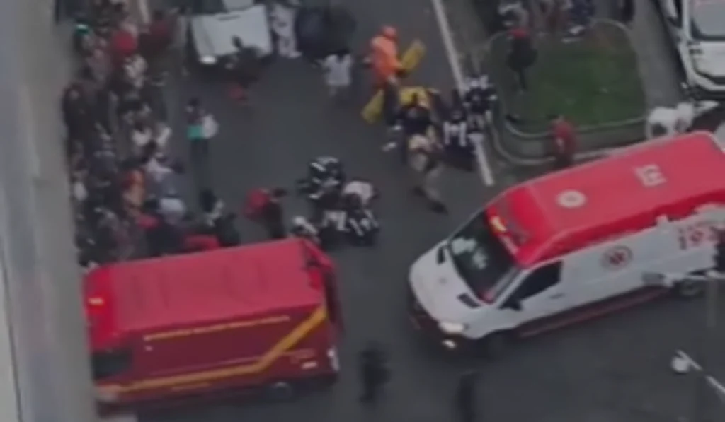 Moto atropela pedestre e fere três no Centro de Juiz de Fora