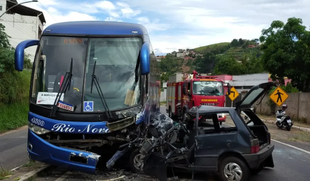 acidente entre ônibus e carro, em juiz de fora