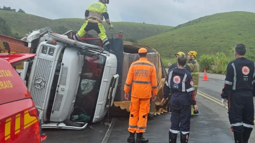 caminhao tombou motorista morreu