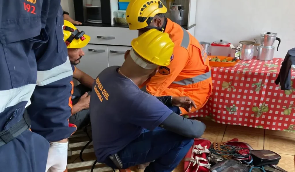 idosa cai de 2,5 metros de altura após piso da cozinha desabar, em Carangola