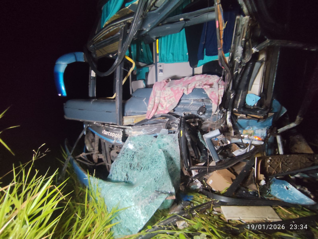 Colisão entre carreta e ônibus de excursão deixa um morto e 17 feridos na BR-356 1 image 2