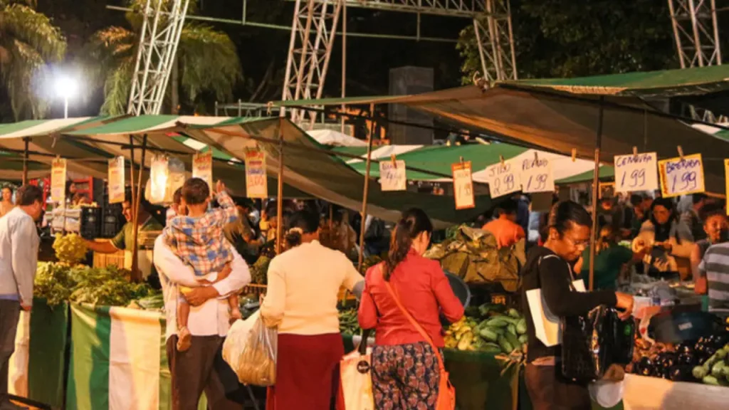 praça riani feira noturna