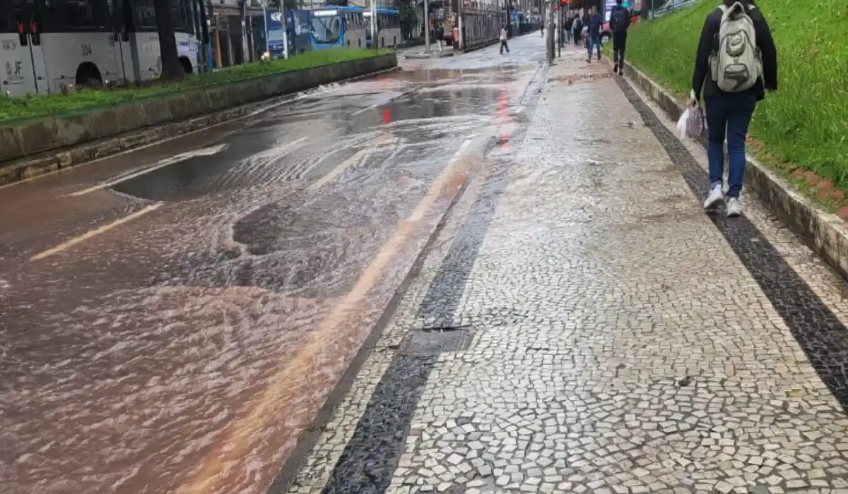 Avenida Barão do Rio Branco, em Juiz de Fora, interditada por problemas de vazamento de água