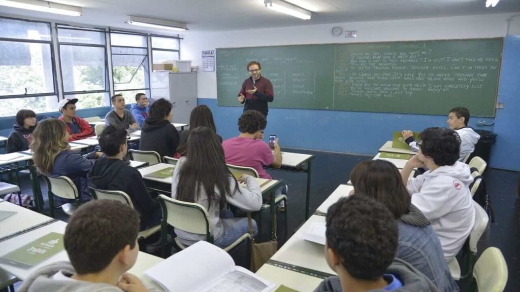 Piso nacional do magistério é reajustado em 5,4% e passa a R$ 5.130,63 em 2026
