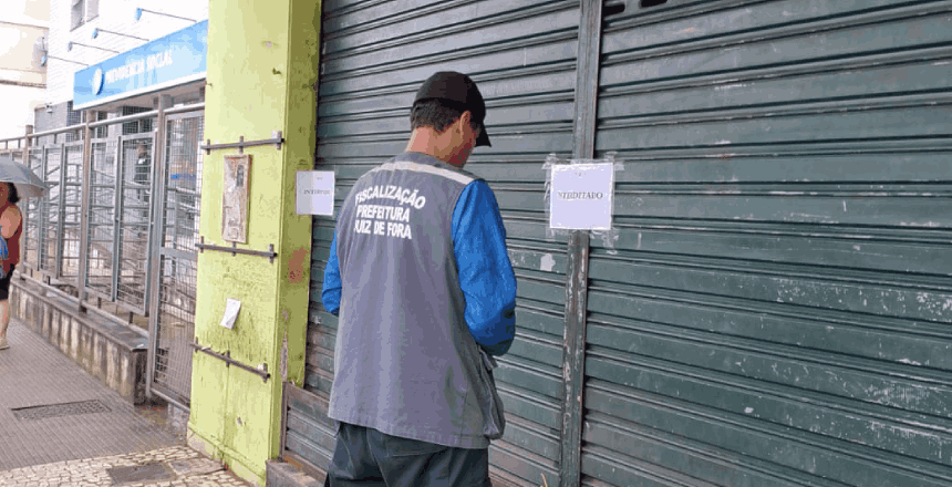 Mercado é interditado no Centro após reincidência em uso irregular do passeio