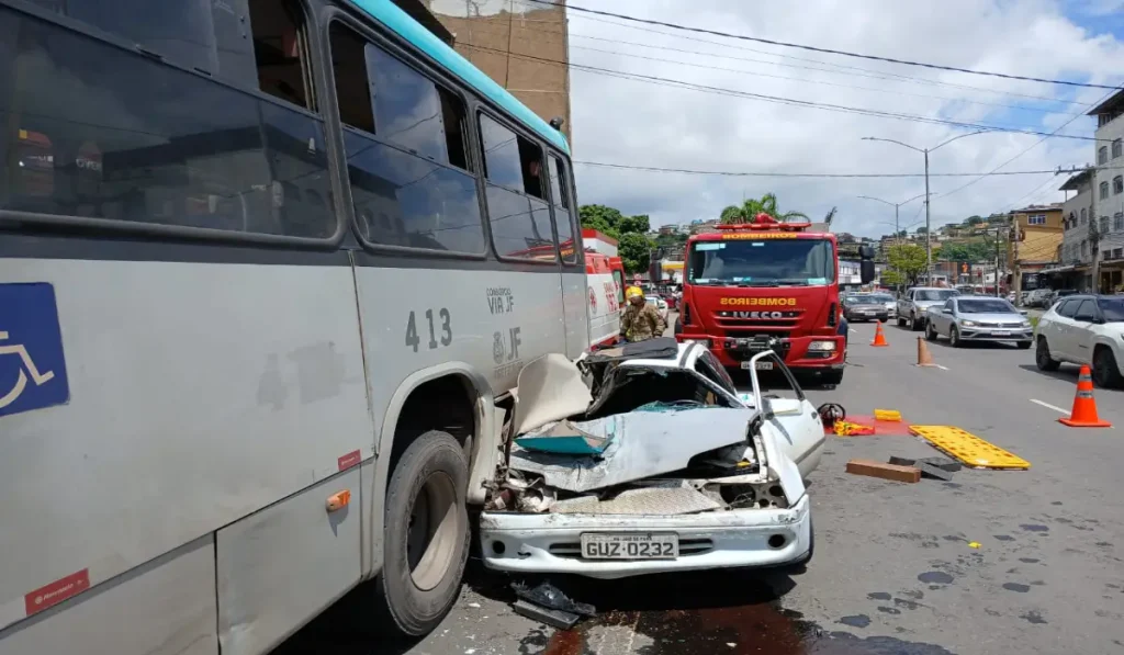 Acidente entre ônibus e carro no bairro francisco bernardino, em Juiz de Fora