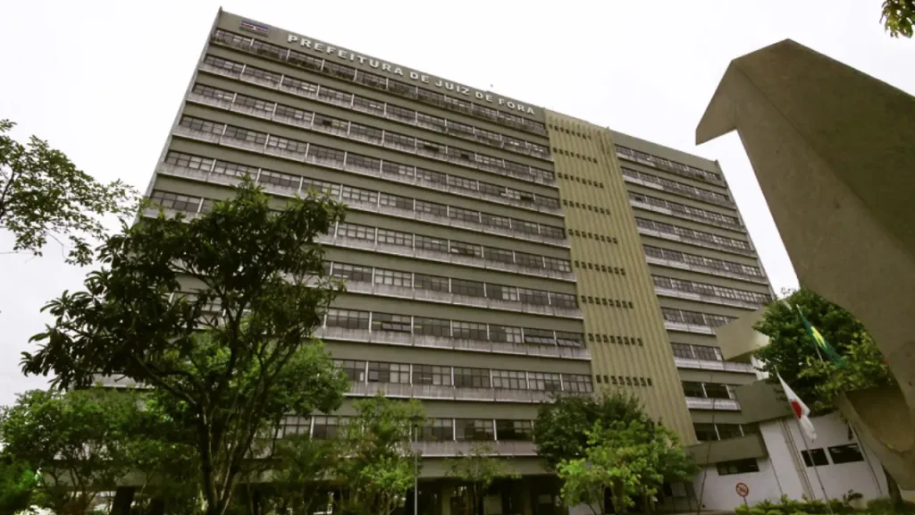 Após temporais, PJF reorganiza atendimento e mantém aulas suspensas nesta segunda vaquinha online serviços. Auxilio municipal escala 6x1 saúde servidor auxilio-natalidade