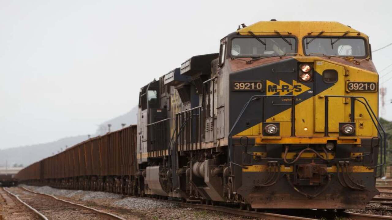 Mulher morre após ser atingida por trem próximo ao Mergulhão, em Juiz de Fora