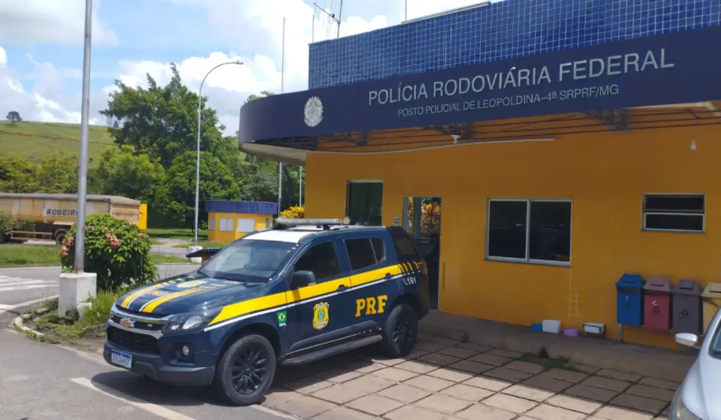 Motorista morre em colisão frontal entre carro e carreta na BR-267, em Argirita 7 PRF prendeu homem por importunação sexual em Leopoldina. Motorista morre em acidente na br-267