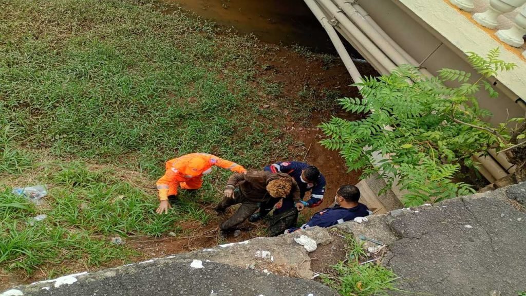 Homem é resgatado desacordado do Rio Paraibuna, em Juiz de Fora