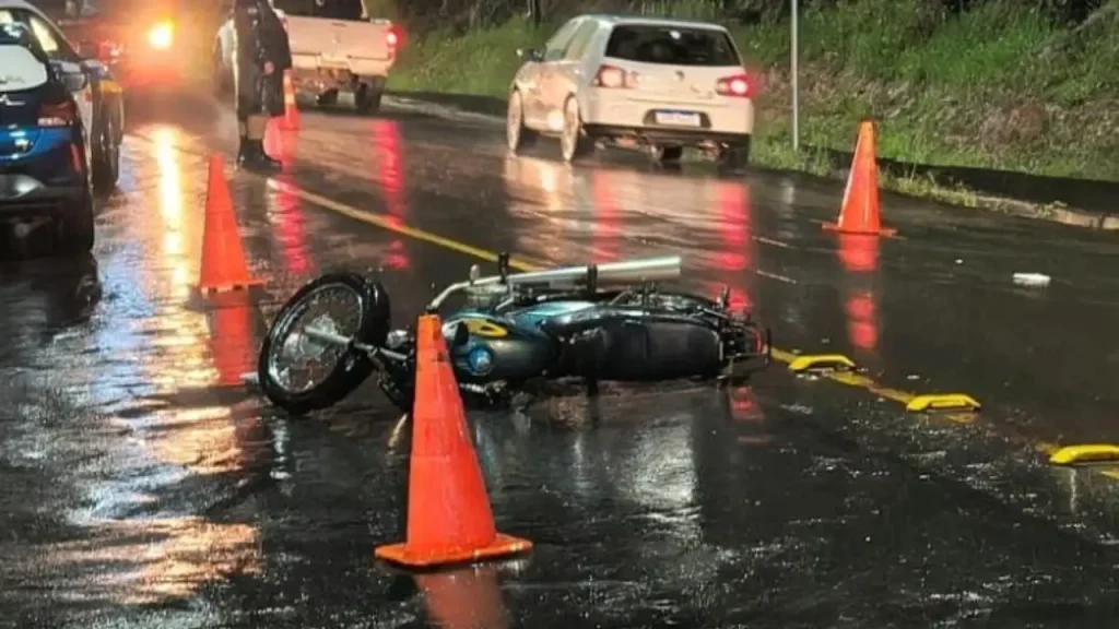 Mulher morre em grave acidente entre moto e carro durante chuva em Juiz de Fora 9 acidente moto juiz de fora