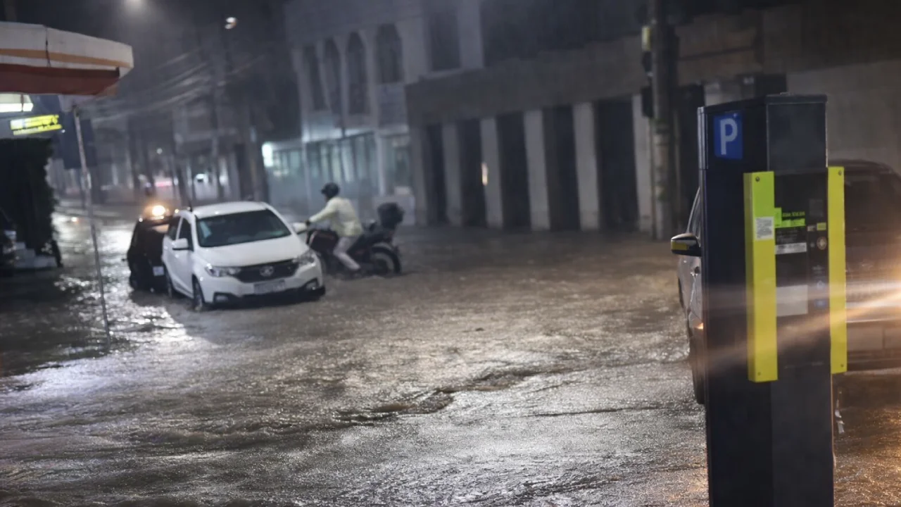 Temporal eleva acumulado e fevereiro já é o mais chuvoso da história em Juiz de Fora