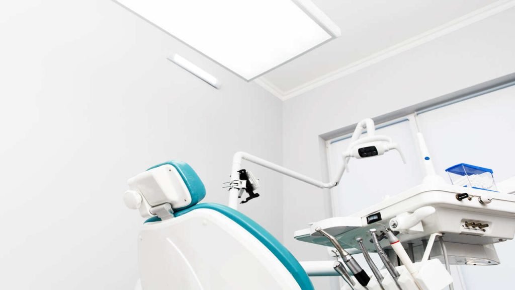 Justiça condena clínica odontológica após paciente sofrer complicações em tratamento dentário