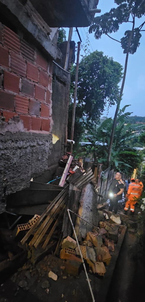 Chuva provoca desabamento de laje no Teixeiras e deixa famílias desalojadas 1 image 4