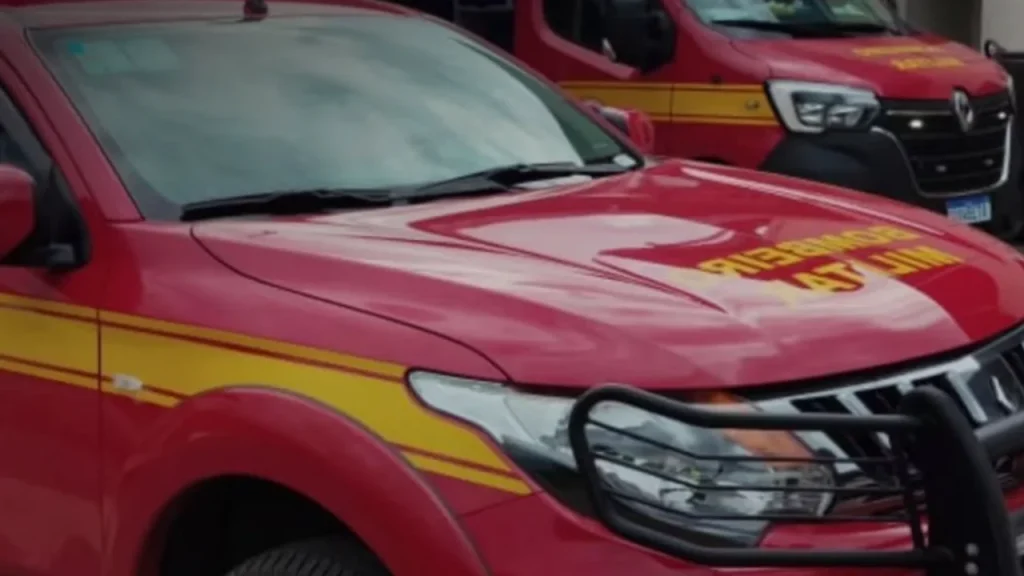 Motorista fica ferido após caminhão carregado com granito capotar na MGC-265, em Miraí 10 Motorista fica ferido após caminhão carregado com granito capotar na MGC-265, em Miraí