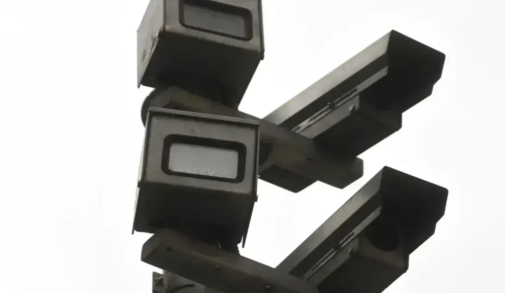 Prefeitura instala radares na Avenida Juscelino Kubitschek e testa novos semáforos no Centro