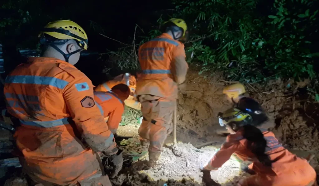 5 pessoas morrem por causa da chuva em Muriaé e Eugenópolis 5 Chuva levou a 5 mortos em Muriaé e Eugenópolis