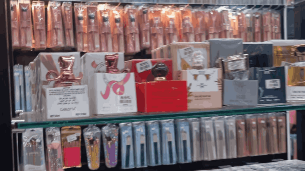 Perfumes irregulares são apreendidos em loja no Centro de Juiz de Fora 3 Perfumes irregulares são apreendidos em loja no Centro de Juiz de Fora