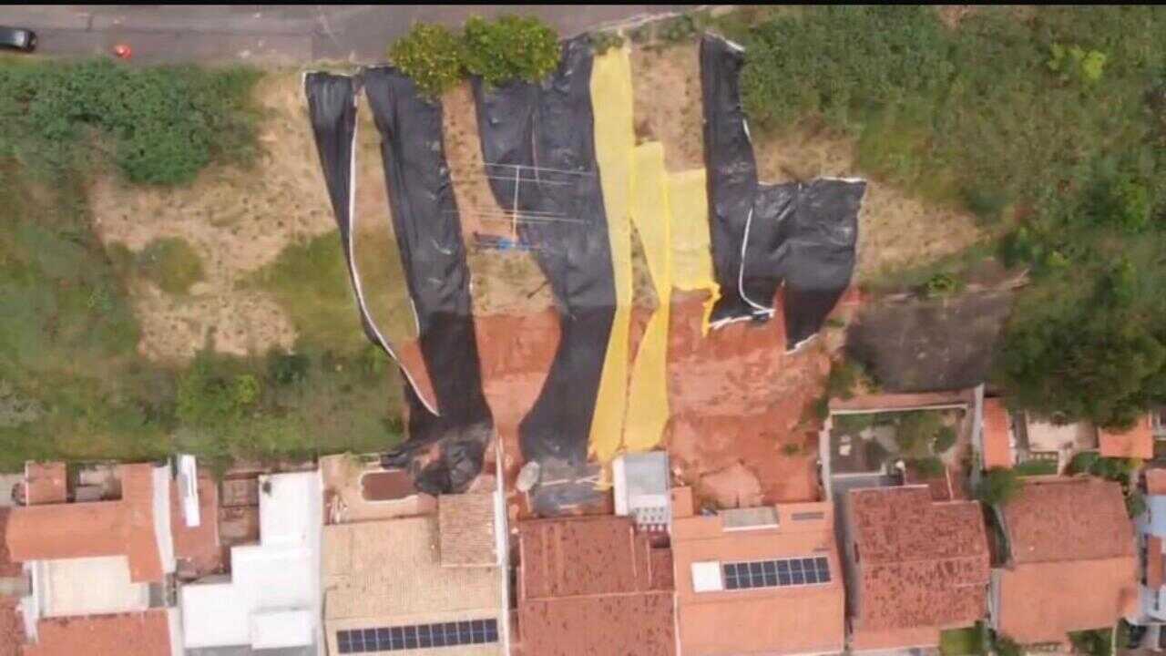 Moradores do Bom Clima denunciam descaso da Defesa Civil e infiltrações em ruas do bairro