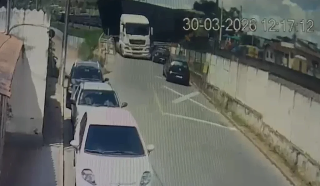 Acidente entre carreta e trem em Carandaí